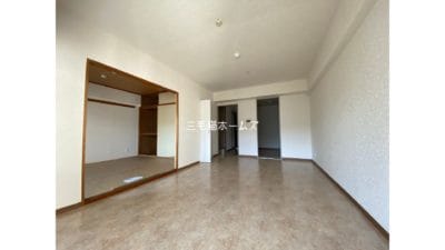 「広々とした3LDKリビング 猫と暮らせる藤沢賃貸マンション」「南向きで明るいリビング クゲヌマファースト704号室」