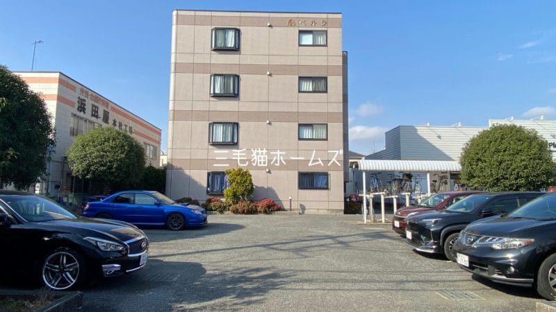 茅ヶ崎市萩園の賃貸マンション「ペルラ103号室」外観。重量鉄骨造4階建、猫2匹飼育可、広めバルコニー付き。「猫可」　「猫　不動産」　「猫と幸せに暮らす　賃貸」　「猫　賃貸」　「猫可　賃貸」　「猫可　賃貸　アパート」　「猫と暮らす　賃貸」　「猫可物件」