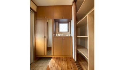 藤沢市　鵠沼海岸　賃貸戸建て　駐車場2台付き　「猫可」　「猫　不動産」　「猫と幸せに暮らす　賃貸」　「猫　賃貸」　「猫可　賃貸」　「猫可　賃貸　アパート」　「猫と暮らす　賃貸」　「猫可物件」　三毛猫ホームズ　玄関