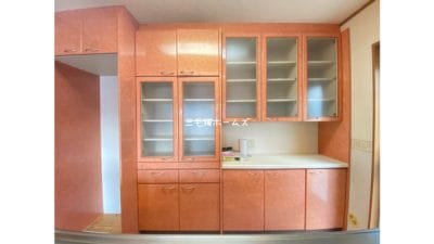 藤沢市　鵠沼海岸　賃貸戸建て　駐車場2台付き　「猫可」　「猫　不動産」　「猫と幸せに暮らす　賃貸」　「猫　賃貸」　「猫可　賃貸」　「猫可　賃貸　アパート」　「猫と暮らす　賃貸」　「猫可物件」　三毛猫ホームズ　食器棚