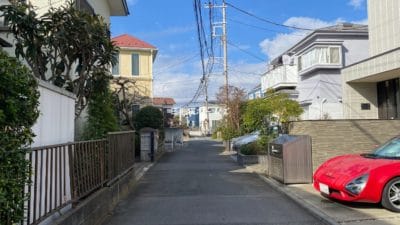 藤沢市　鵠沼海岸　賃貸戸建て　駐車場2台付き　「猫可」　「猫　不動産」　「猫と幸せに暮らす　賃貸」　「猫　賃貸」　「猫可　賃貸」　「猫可　賃貸　アパート」　「猫と暮らす　賃貸」　「猫可物件」　三毛猫ホームズ　前面道路