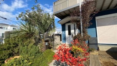 藤沢市　鵠沼海岸　賃貸戸建て　駐車場2台付き　「猫可」　「猫　不動産」　「猫と幸せに暮らす　賃貸」　「猫　賃貸」　「猫可　賃貸」　「猫可　賃貸　アパート」　「猫と暮らす　賃貸」　「猫可物件」　三毛猫ホームズ　玄関アプローチ