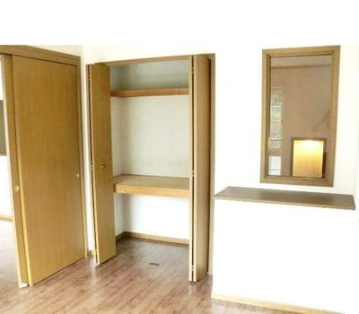 「12.2帖の広々としたLDK。大きなキャットタワーも余裕で配置でき、猫ちゃん2匹が自由に走り回れるフローリング空間。日当たりが良く、猫の日向ぼっこにも最適です。」