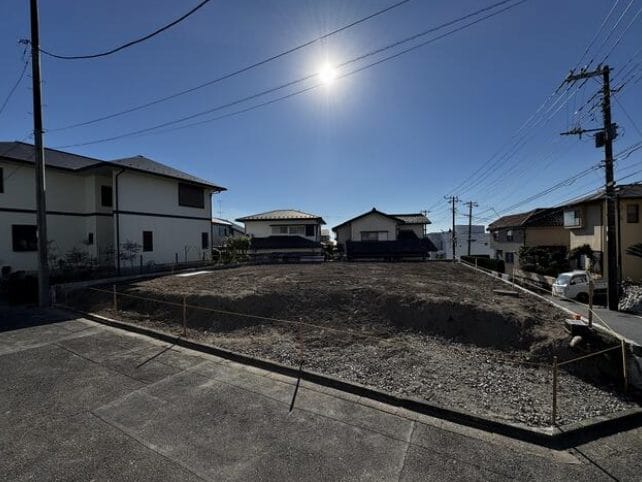 鎌倉市七里ガ浜東3丁目売地の区画図。敷地面積306.16平米（92.61坪）、北西側公道および北東側私道の二面に接した角地のような形状で、道路幅員は約5m。海を望む高台に位置する建築条件なしの土地。