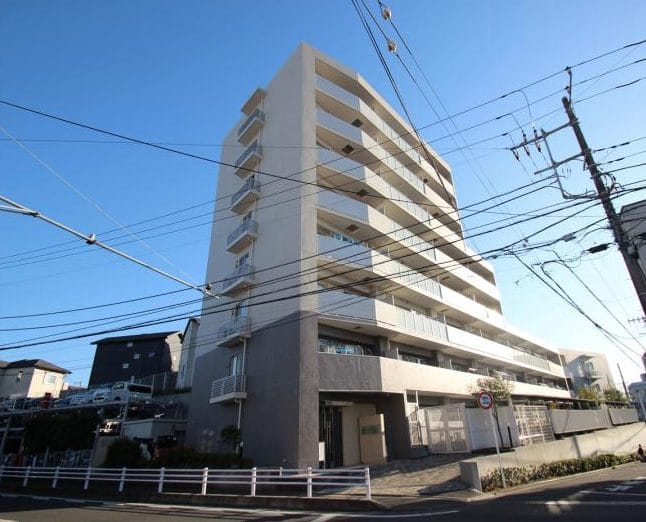 「アイディーコート湘南辻堂の外観。南西向き住戸を中心とした8階建ての鉄筋コンクリート造マンションで、タイル貼りの外壁と整えられた植栽が特徴。辻堂駅徒歩13分の羽鳥エリアに位置する2012年築の分譲マンション。」