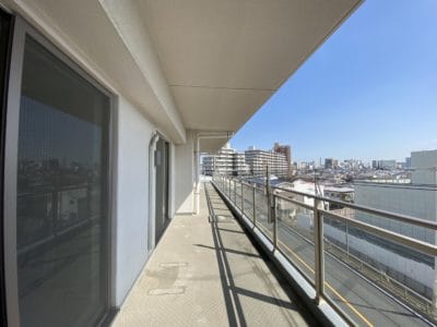 藤沢市　　「猫可」　「猫　不動産」　「猫と幸せに暮らす　売買」　「猫　売買」　「猫可　売買」　「猫可　売買　マンション」　「猫と暮らす　売買」　「猫可物件」　三毛猫ホームズ リノベーション済みの5階建てマンション「びゅうパルク湘南本鵠沼」のバルコニー