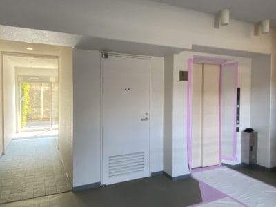 藤沢市　　「猫可」　「猫　不動産」　「猫と幸せに暮らす　売買」　「猫　売買」　「猫可　売買」　「猫可　売買　マンション」　「猫と暮らす　売買」　「猫可物件」　三毛猫ホームズ リノベーション済みの5階建てマンション「びゅうパルク湘南本鵠沼」のエレベーター