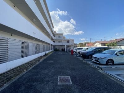 藤沢市　　「猫可」　「猫　不動産」　「猫と幸せに暮らす　売買」　「猫　売買」　「猫可　売買」　「猫可　売買　マンション」　「猫と暮らす　売買」　「猫可物件」　三毛猫ホームズ リノベーション済みの5階建てマンション「びゅうパルク湘南本鵠沼」の駐車場