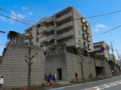片瀬海岸の低層マンション「藤和江ノ島ホームズステージⅡ」の外観